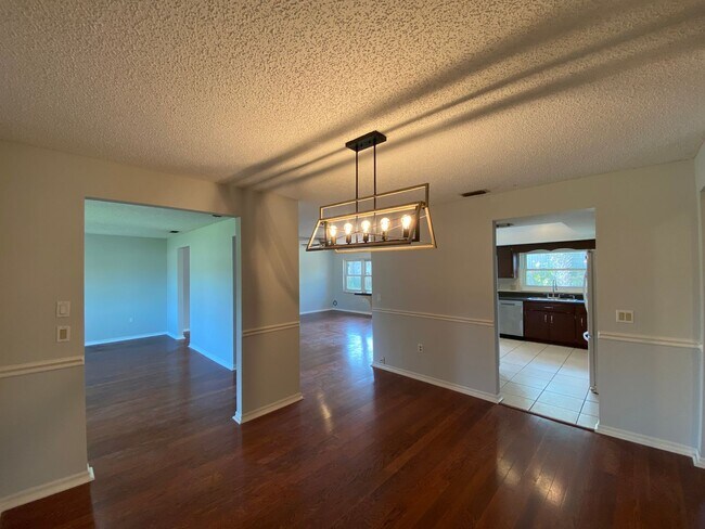 Building Photo - REDUCED RENT!!! Catch it while you can Cedar Hills - Desirable SE neighborhood 3/2/2