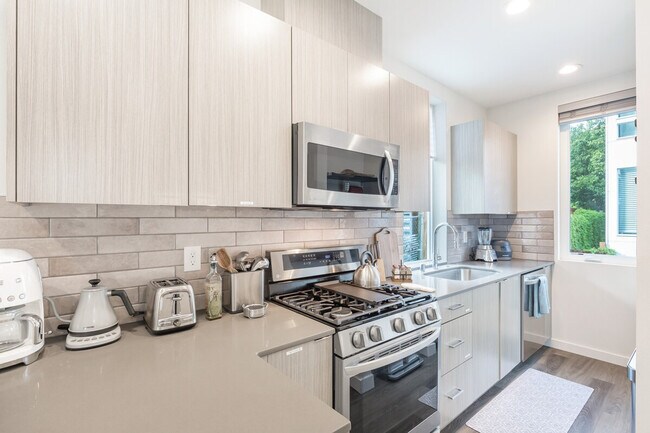 Building Photo - 9413A Roosevelt Way NE