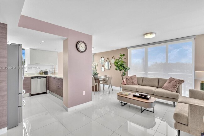 Building Photo - 9901 E Bay Harbor Dr