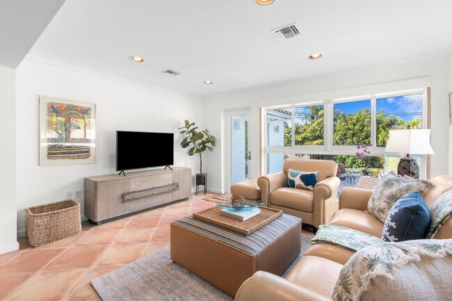 Building Photo - 2317 NE 12th St