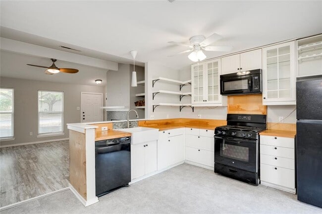 Building Photo - 8700 Soho Dr