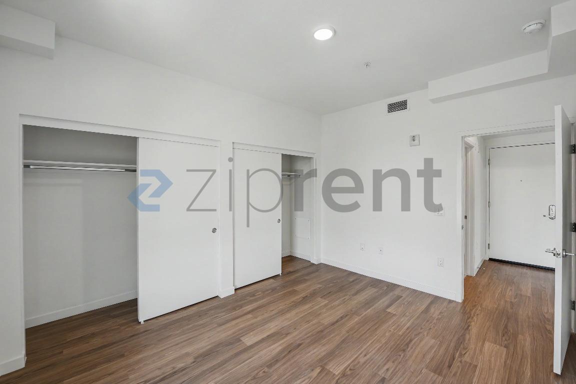 Building Photo - Unit 402