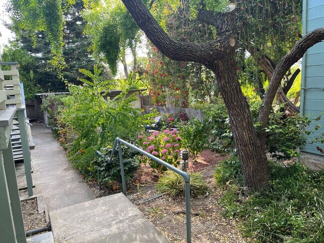 Building Photo - Private, sunny top floor 1BD/1BA unit in a gated community, and only three blocks from N Berkeley...