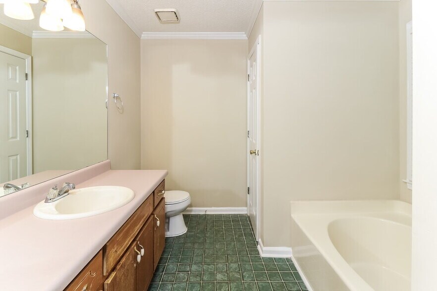 Building Photo - 2035 Castle Royale Dr