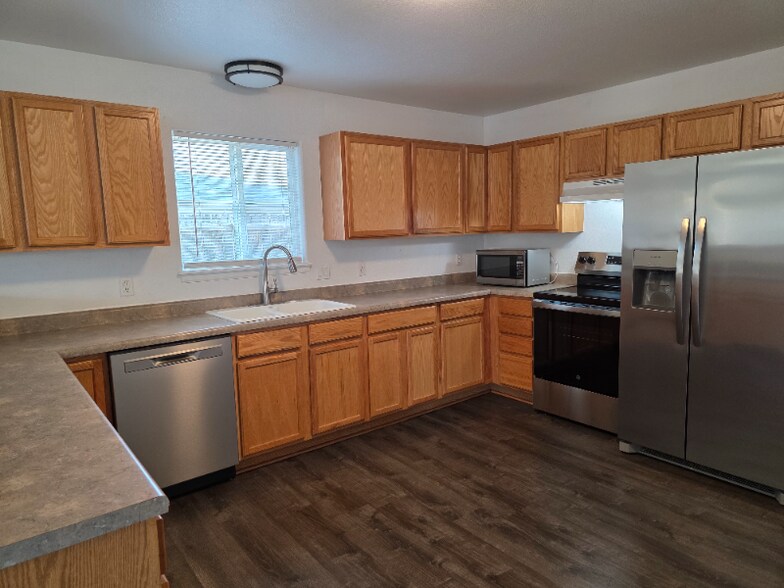 Building Photo - 2821 Village Park Dr