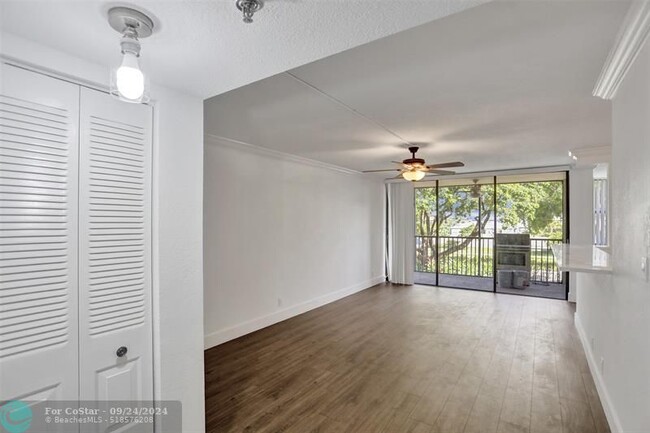 Building Photo - 105 Lake Emerald Dr