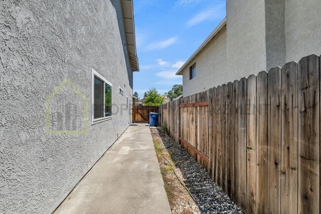 Building Photo - Spacious 4-Bedroom Home for Rent - $2800/m...