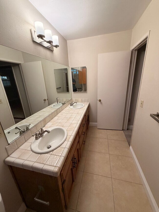 Building Photo - Beautiful 4 Bedroom 3 Bathroom La Palma House For Rent!