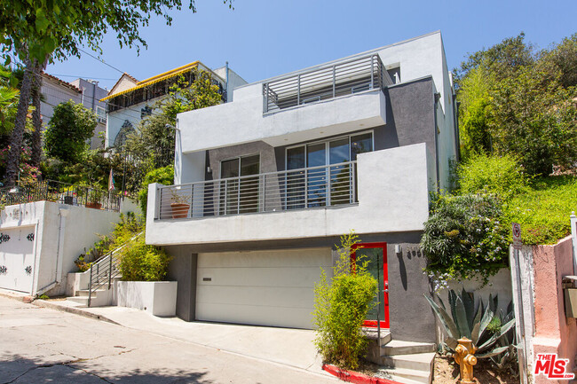 Building Photo - 3907 De Longpre Ave