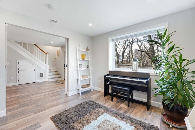 Building Photo - 5128 Linnean Terrace NW