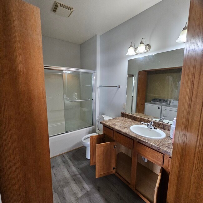 Building Photo - 16925 Stonewall Dr