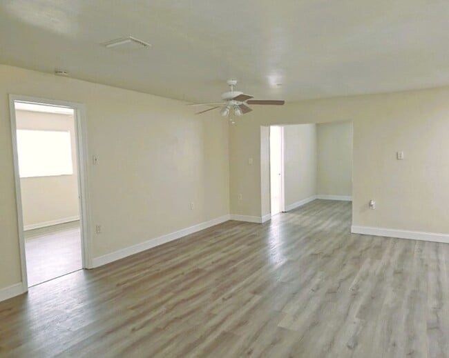 Building Photo - 3 Bedroom 2 Bath 1 Car Garage Home in St. Pete!!