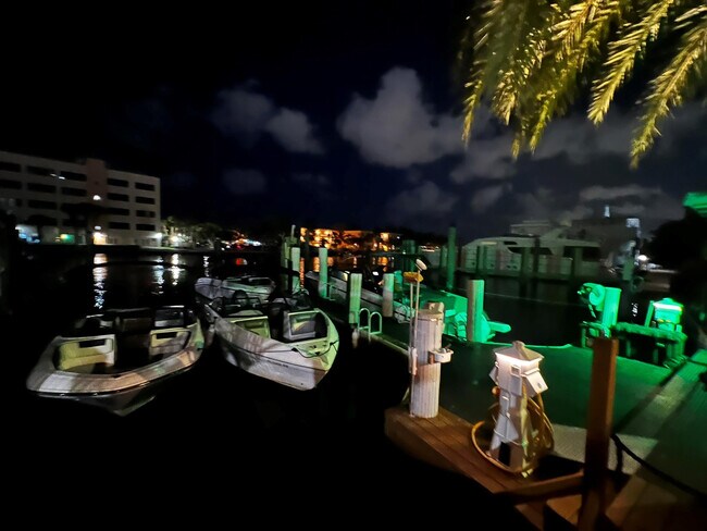 Building Photo - 904 NE 20th Ave