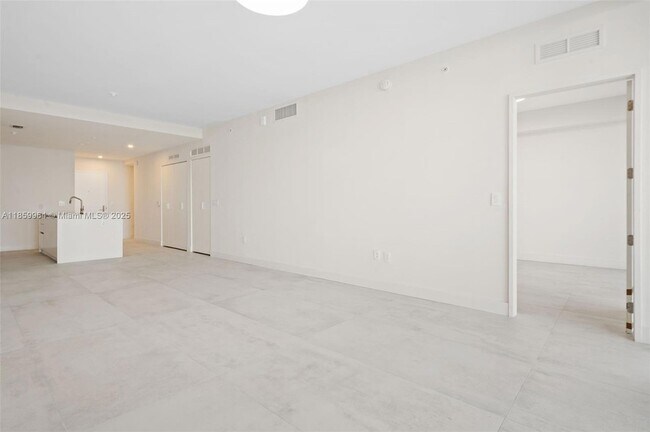 Building Photo - 700 NE 24th St
