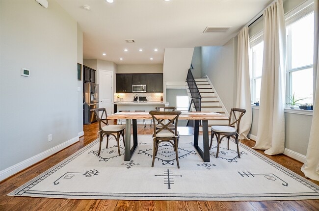 Building Photo - 1223 W 19th St