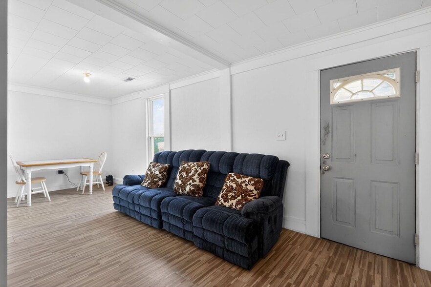 Building Photo - 992 N Maple St