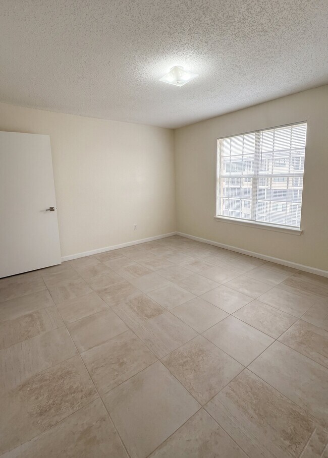 Building Photo - 176 Hillview Ave