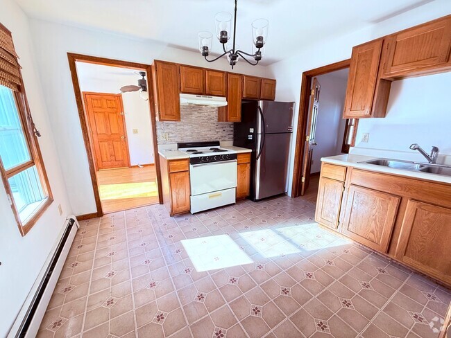 Spacious kitchen - 2718 Pauline Ave