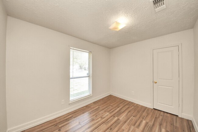 Building Photo - 7503 Roaring Springs Dr