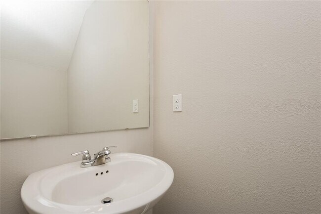 Building Photo - 318 Fern Ct