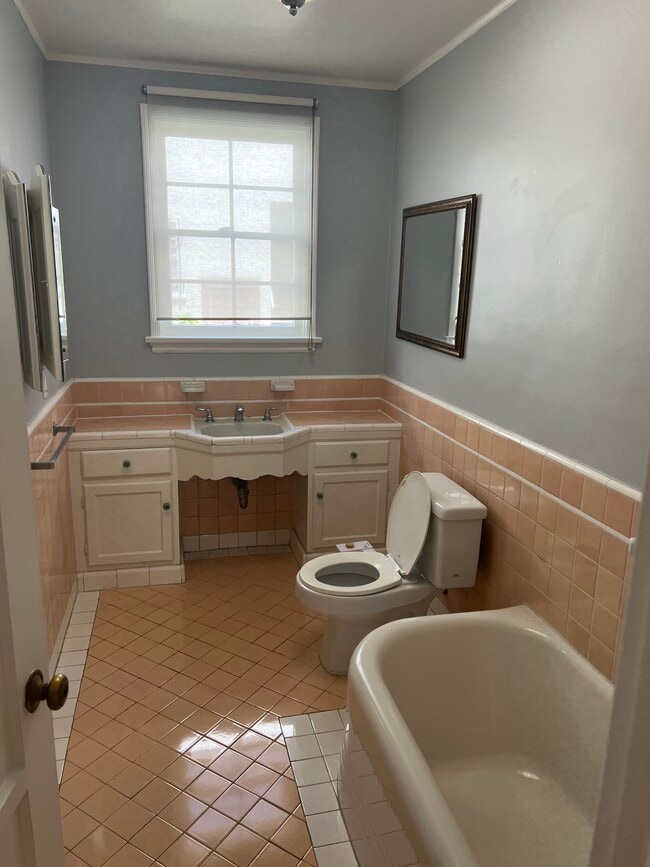 Bath - 125 N Harper Ave