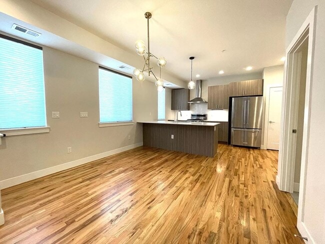 Building Photo - 2 Bedroom 2 Full Bathrooms and 2 Half Bath...