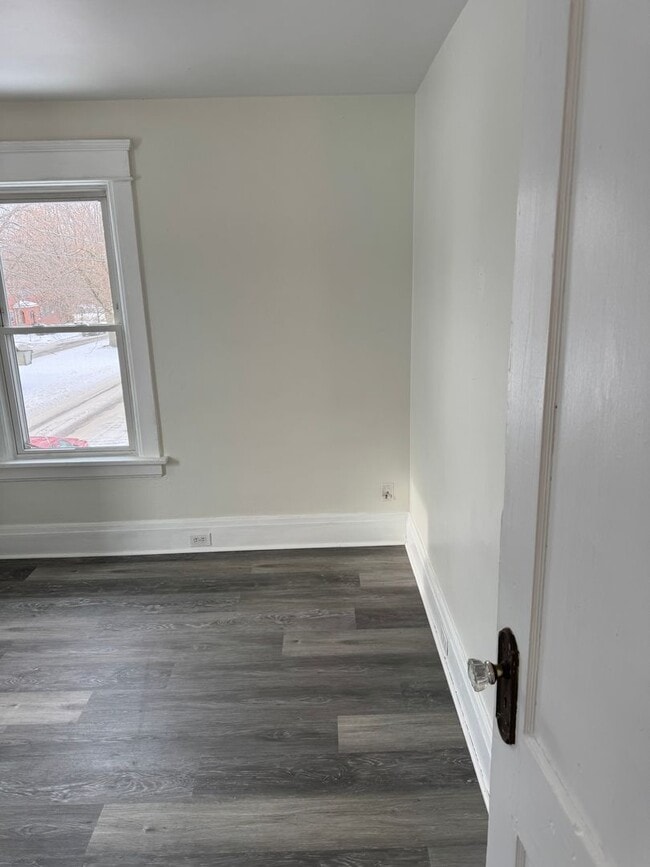 Building Photo - Single Family Home 3 bedroom 1 bath new paint flooring with basement fenced in yard