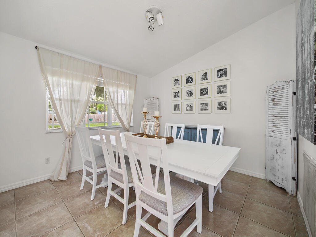 Building Photo - 3051 SW Earl Ave