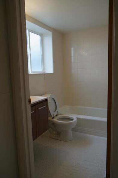 Building Photo - 673 E 6th Ave