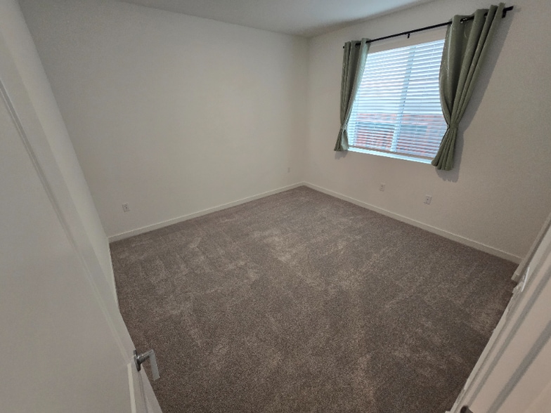 Building Photo - 1743 Shingle Ave