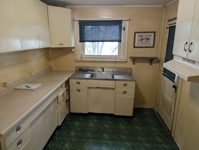 Building Photo - Cozy 2 Bedroom 1/2 Double