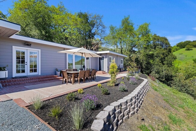 Building Photo - 1084 Brown Ave