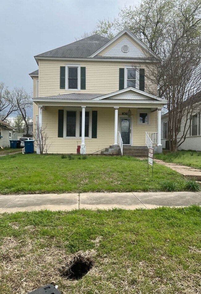Building Photo - 4 Bed 2 Bath LARGE Home FOR RENT