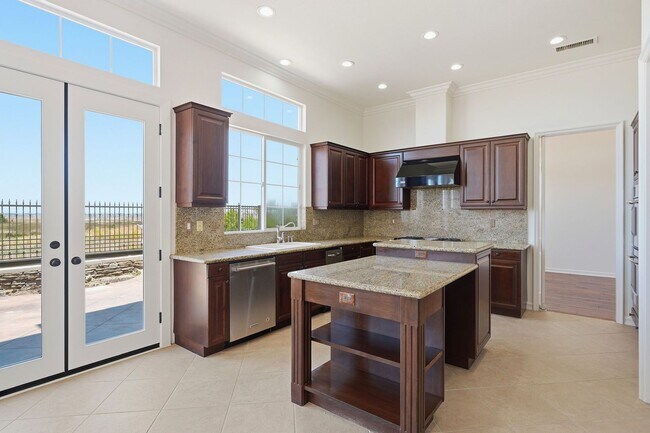 Building Photo - Luxury Coastal Living in Guard-Gated Ocean Colony