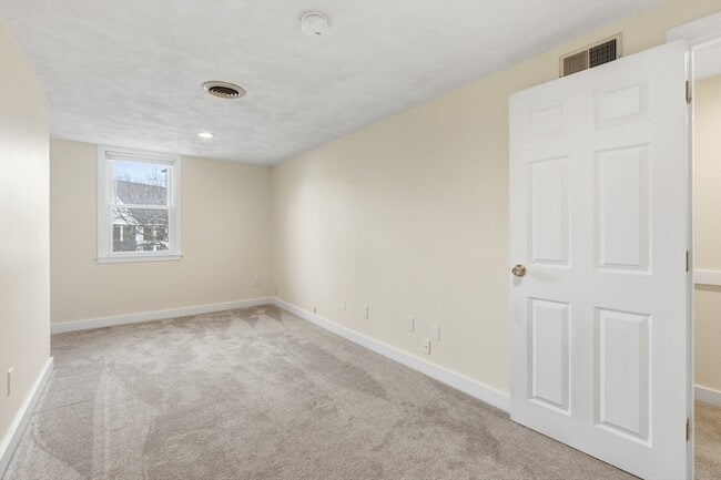 Building Photo - 294 Great Rd