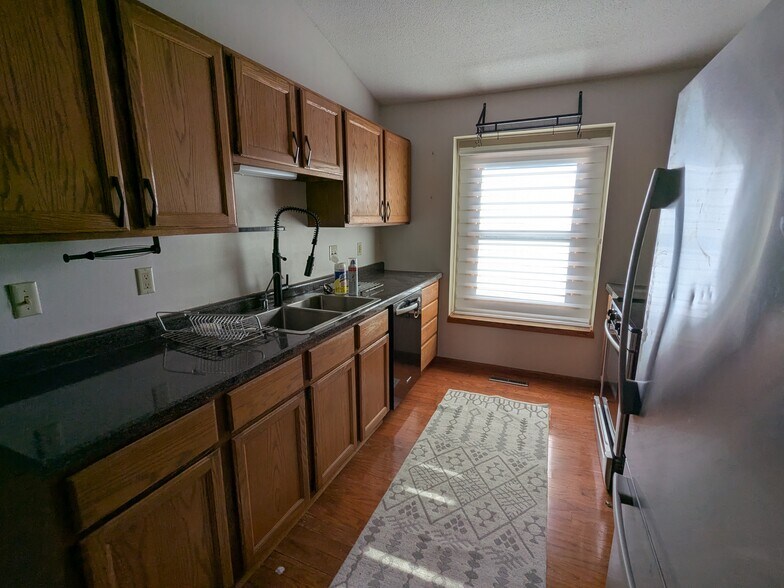 Building Photo - 2047 S Ridge Dr