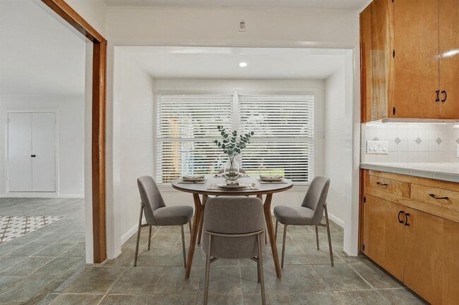 Building Photo - 502 Sunrise Cir