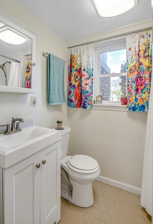 Building Photo - 3245 Kings Ln