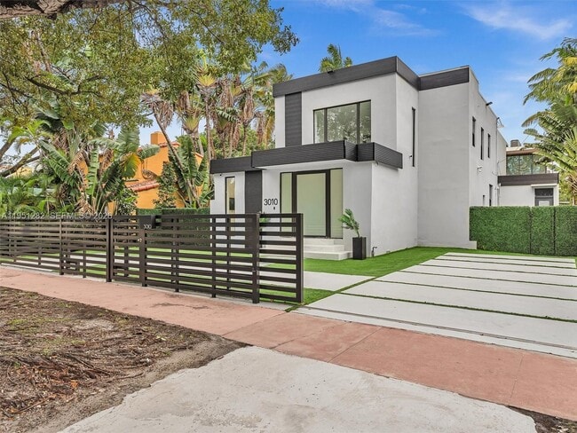 Building Photo - 3010 Alton Rd