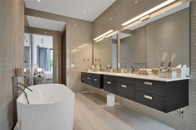 Building Photo - 5501 Pine Tree Dr