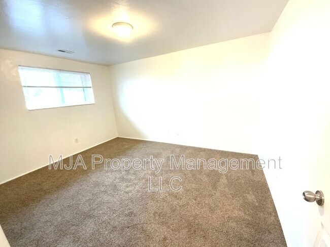 Building Photo - 2523 S Lakecrest Dr