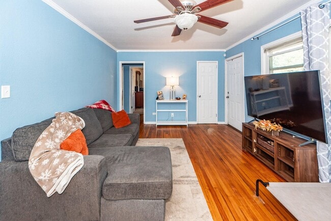 Building Photo - Comfortable Home Minutes from Park Circle