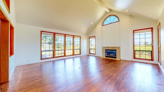 Building Photo - Beautiful 4 bedroom 3.5 bath Home with 2 c...