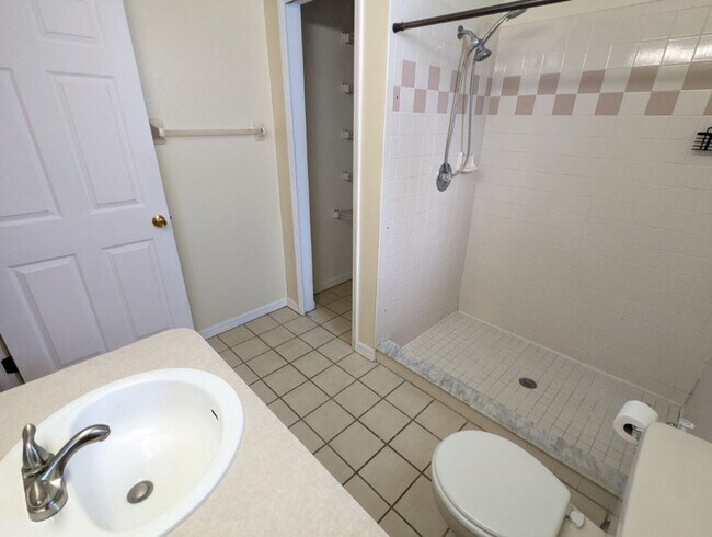 Building Photo - Must See!!!  Large 2 Bed 2 Bath with garag...
