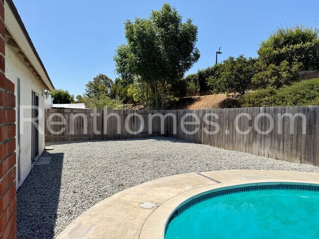 Building Photo - 1553 Palomar Dr