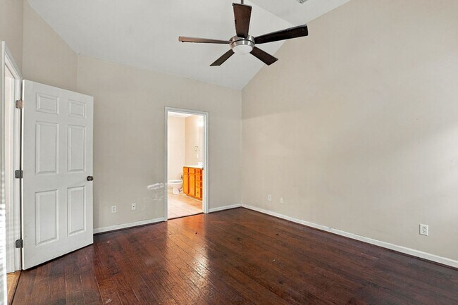 Building Photo - 5891 Southwood Pkwy