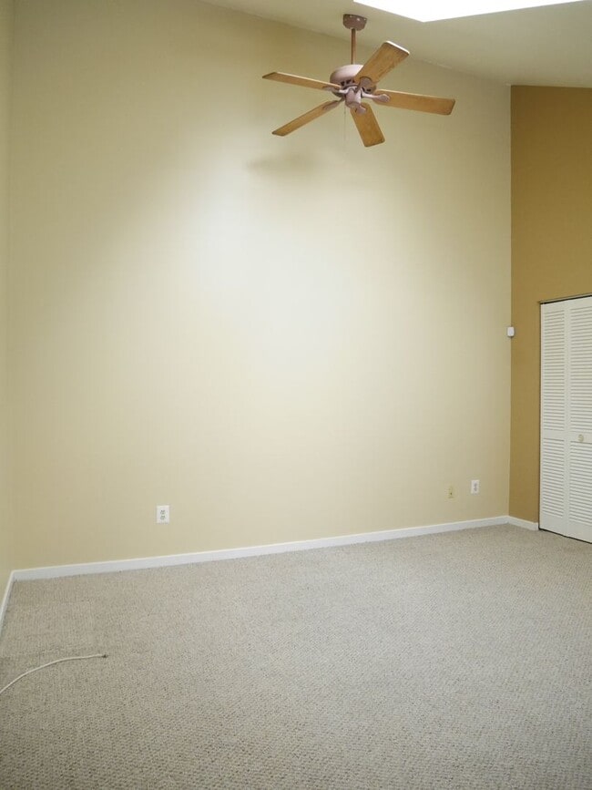 Building Photo - Beautiful 2 Bedroom Condo with a Loft- PRIME LOCATION!!