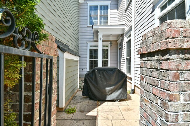 Building Photo - 324 Village Walk Ln