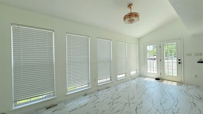 Building Photo - 124 Bonita Dr