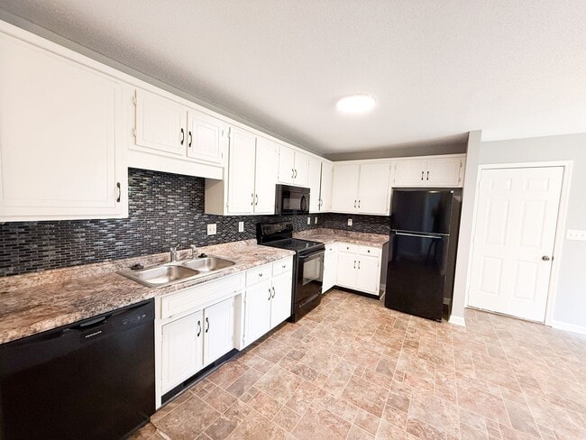 Building Photo - 3 Bedroom 2 Bathroom Home